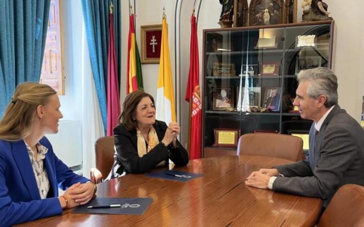 Emelie Koenen, María Dolores García, and Pablo Blesa during the signing of the agreement.