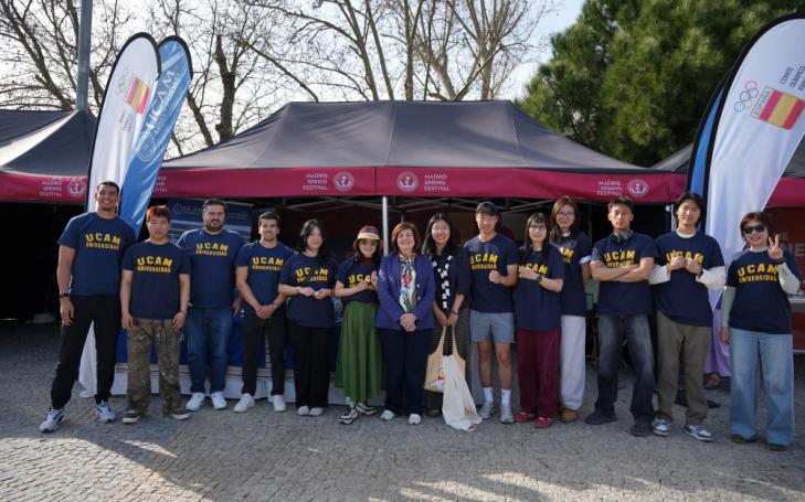 The President of the University with UCAM’s Chinese students at the Madrid Spring Festival.