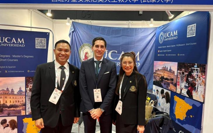 Enrique López, with representatives from other universities at UCAM’s stand at APAIE.
