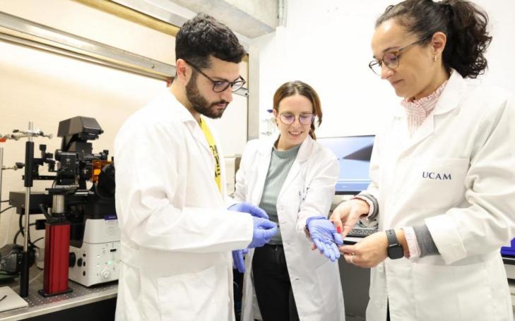 Researchers María Cuartero, Águeda Molinero, and Antonino Biagio conducting the initial laboratory tests for the nanosensor.