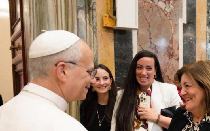 María Dolores García (UCAM President) and Pope Leo XIV during last October's audience with the John Paul II Pontifical Institute.