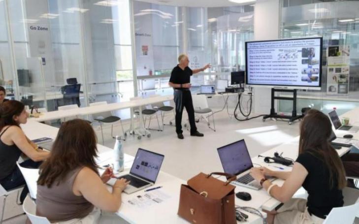 Lynn W. Phillips formando a investigadores en una de las mentorías del I UCAM Research Impact Forum