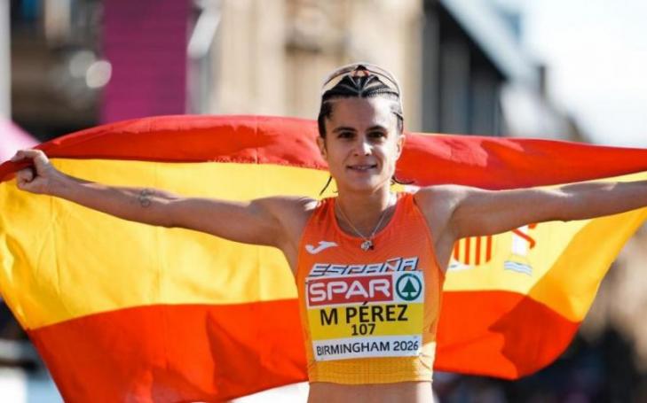 María Pérez, with the Spanish flag, after being crowned European champion 