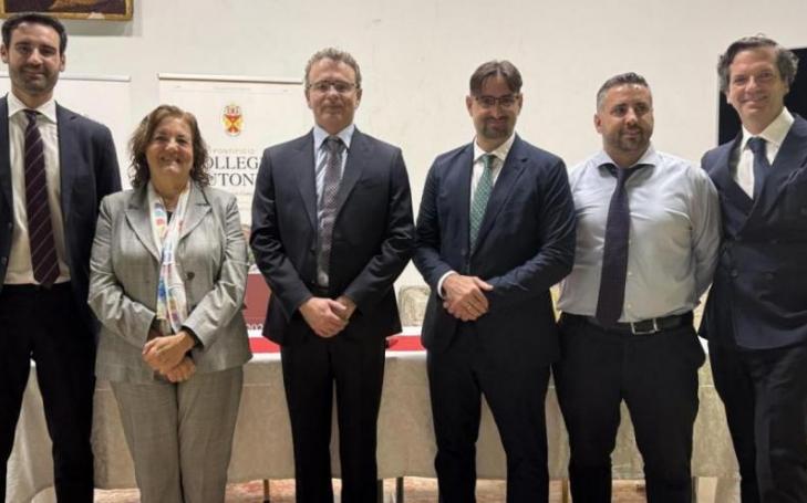 María Dolores García, UCAM President, with Shane Legg, co-founder of Google DeepMind and the company’s chief AGI scientist, together with other UCAM representatives.