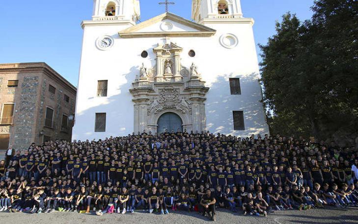 Close to a thousand athletes took part in the traditional floral offer to the Virgen de la Fuensanta Close to a thousand athletes took part in the traditional floral offer to the Virgen de la Fuensanta