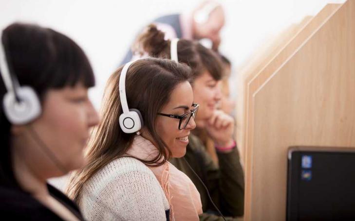 Specialists in modern languages analyse UCAM´s model of language learning Specialists in modern languages analyse UCAM´s model of language learning