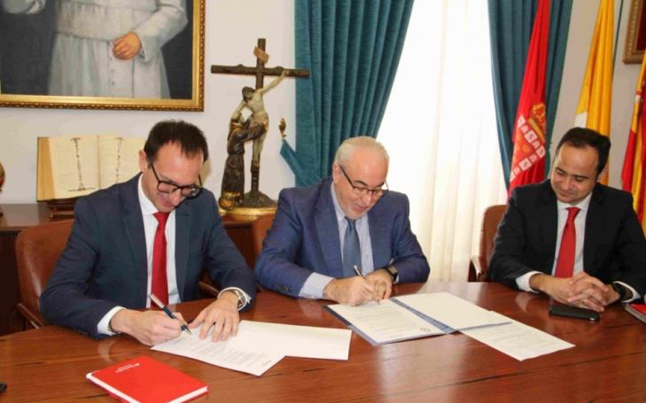 UCAM and Santander expand their alliance, which includes scholarships for new students with few resources