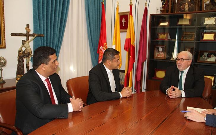 UCAM received the visit of one of its main partners in the Arab Emirates UCAM received the visit of one of its main partners in the Arab Emirates