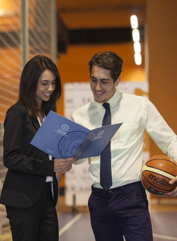 Dos chicos en el UCAM Sports Center