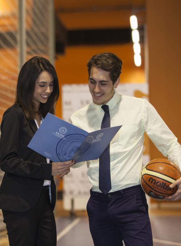Dos chicos vestidos de traje en el Sports Center