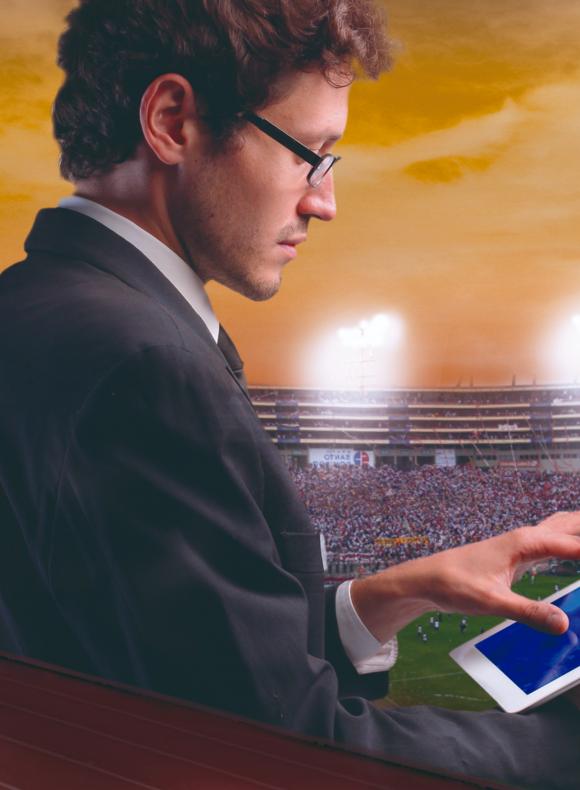 Hombre con tablet en un estadio