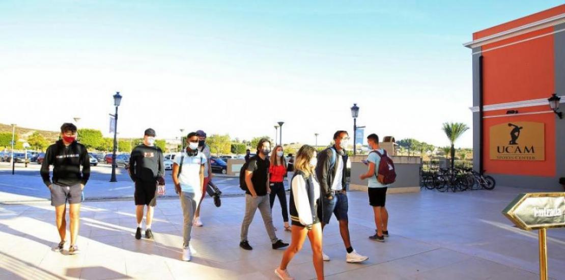 UCAM students arriving at the new facilities of the Faculty of Sports