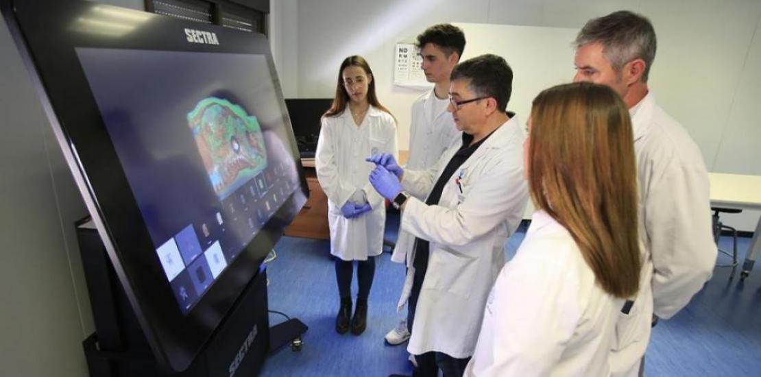 Practice in one of the clinical simulation rooms at the Murcia Campus