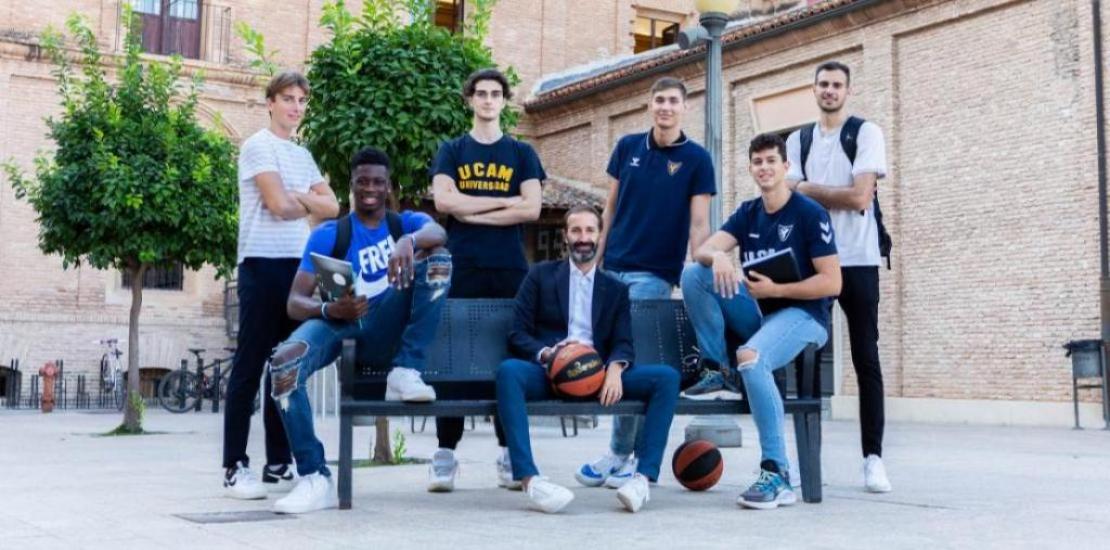 Sito Alonso, UCAM Murcia CB coach, with the most promising players from the quarry at the Los Jerónimos Campus