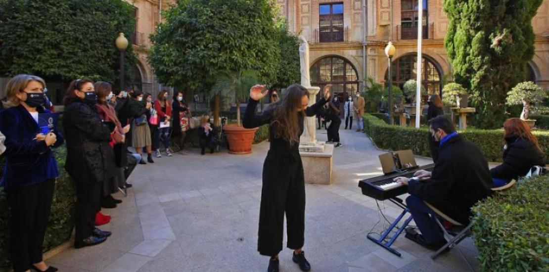 Students of the UCAM Bachelor Degree in Dance, during the commemoration of the act.
