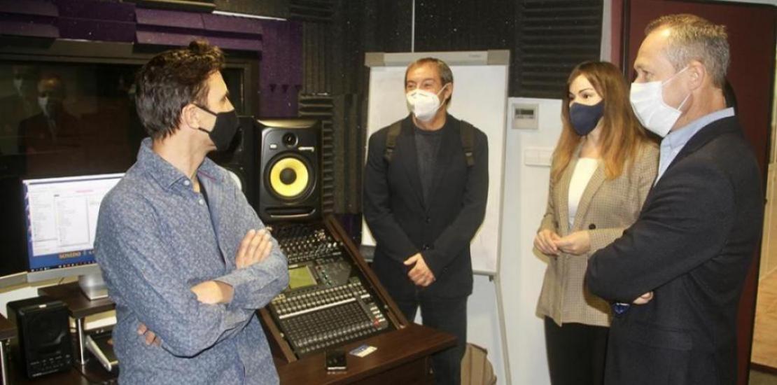 Moment of the institutional visit to the Sound Studio