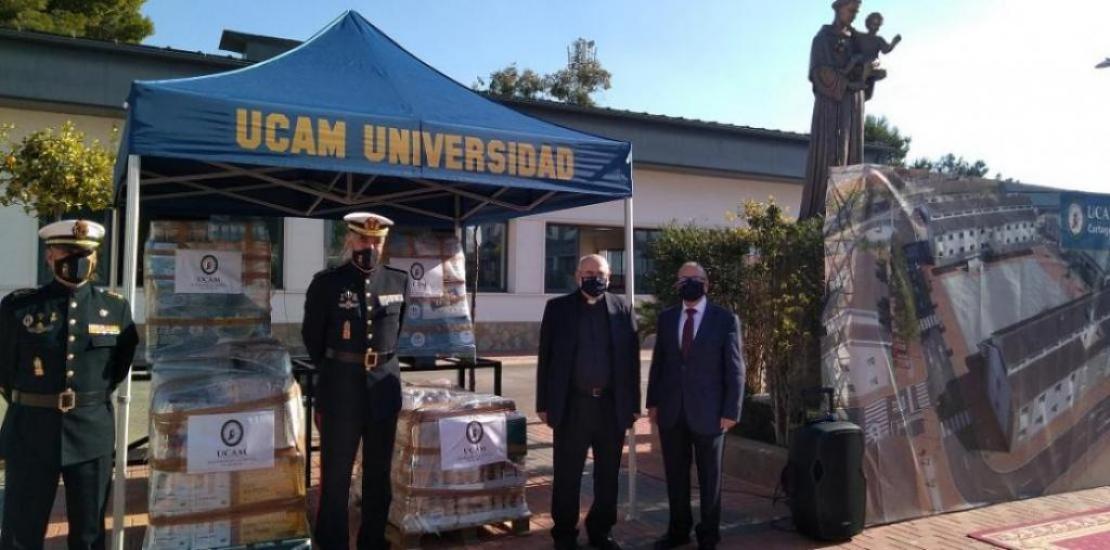 Antonio Alcaraz, vice-rector of University Extension at UCAM, has delivered these products to Antonio Martínez, commander of the Special Naval Warfare Force