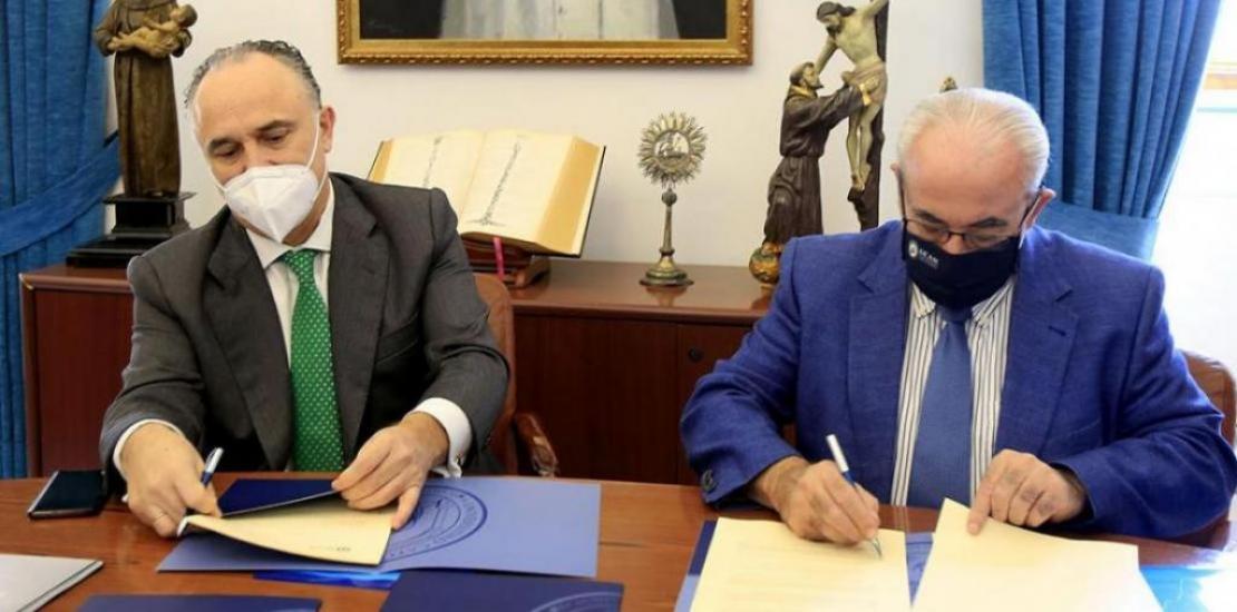 Juan Ignacio Zafra, director territorial de Caixabank en Murcia y Andalucía Oriental, y José Luis Mendoza, presidente de la UCAM, durante la firma del convenio