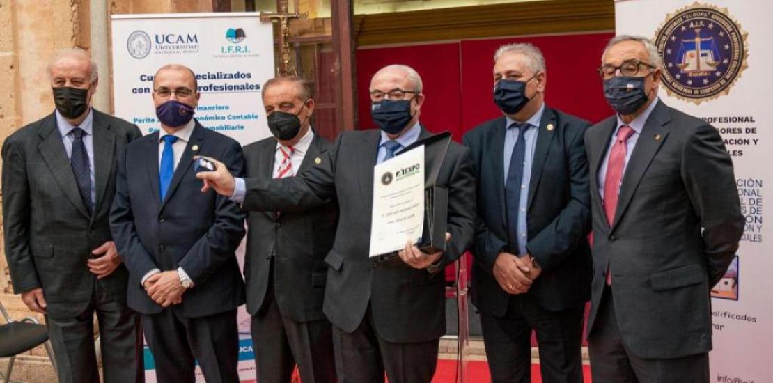 Presentation of the AIF gold badge to José Luis Mendoza, president of UCAM