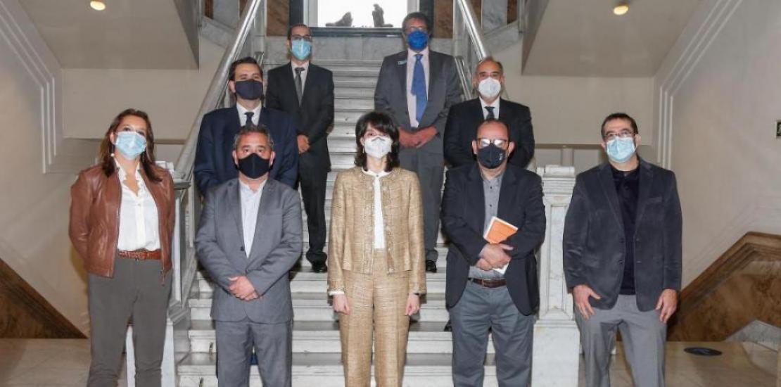 Pilar Llop, president of the Senate, with Víctor Meseguer (with a copy of the book), J.M. Reniu (Univ. Barcelona), R. Rubio, J.A. Sanz and R.M. Fernández (Complutense), R. Vela (Univ. Villanueva), Javier Sierra (UCAM) and M.A. Gonzalo (Congress)