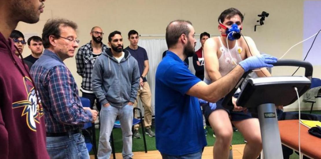 Students of the Master in ‘High Performance Sport: Strength and Conditioning’ during a cardiorespiratory evaluation with Professor Calbet, professor in Exercise Physiology. File photo.