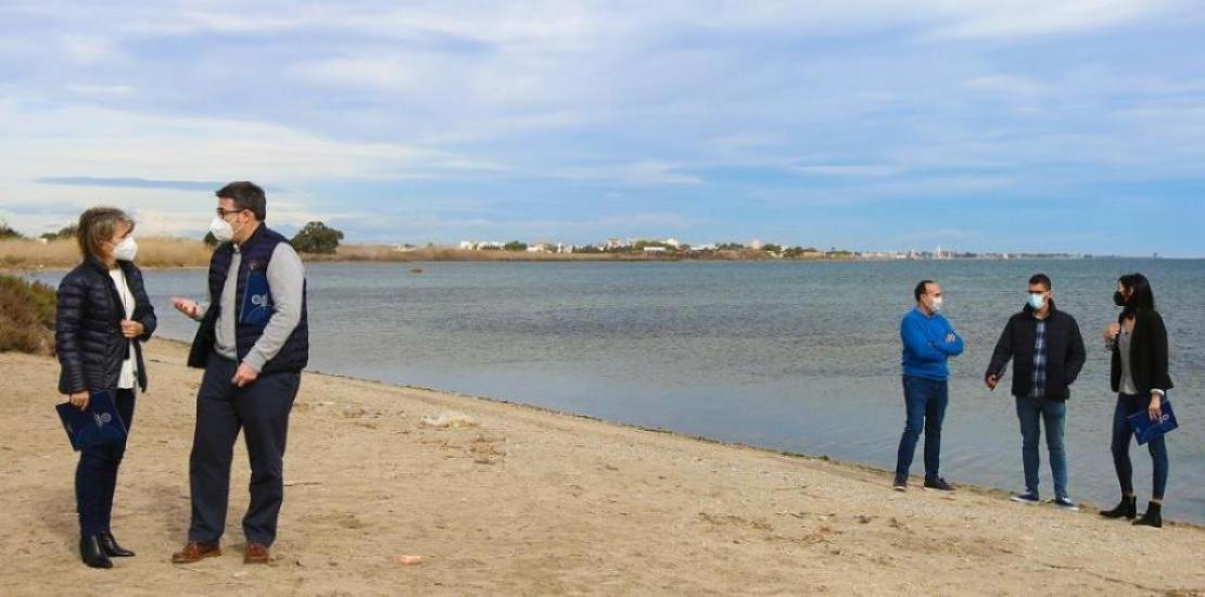 Estrella Núñez and Javier Senent along with other members of their team, at Playa El Carmolí, located a few meters from the mouth of the Rambla de El Albujón, one of the most important that flows into the Mar Menor.