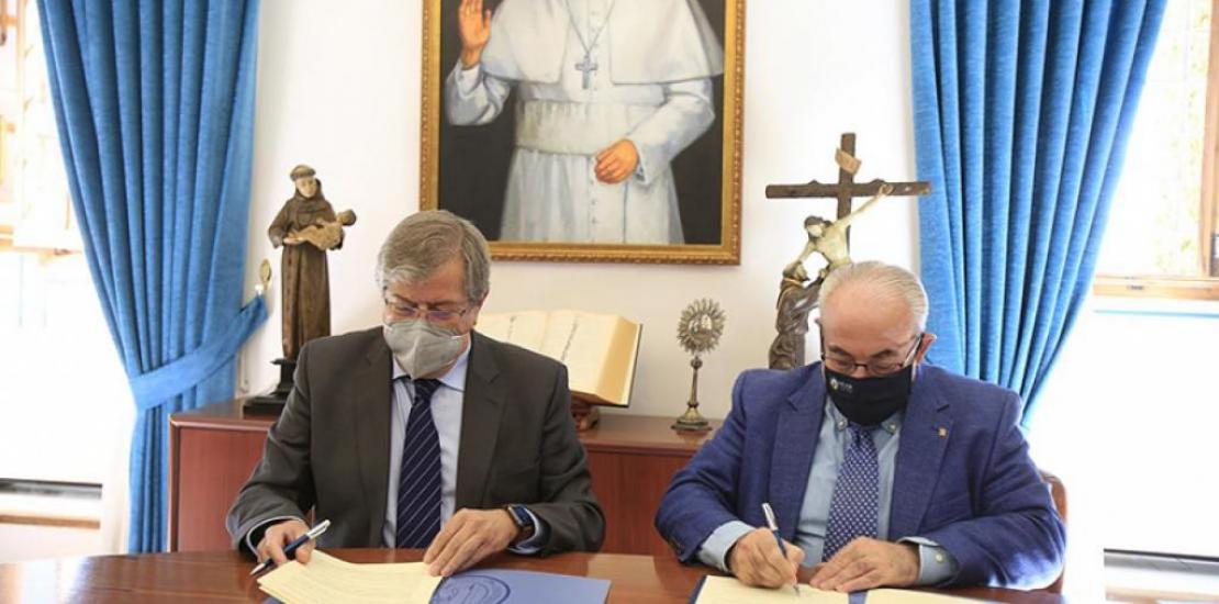 Ramón Madrid, dean of the Association of Economists of the Region of Murcia, and José Luis Mendoza, UCAM president, during the signing of the agreement.