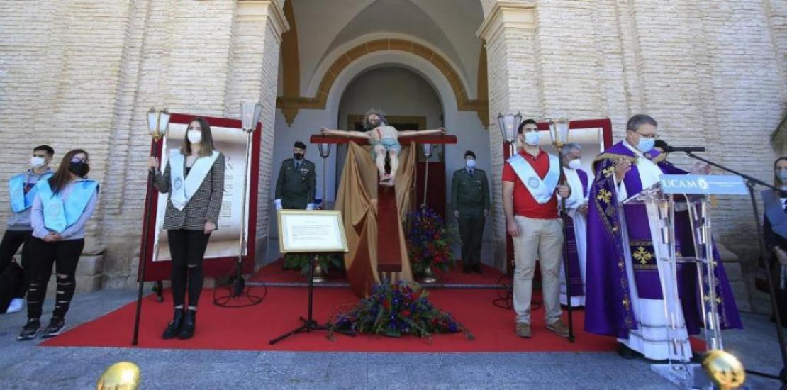 The university community venerates the image of the Christ of Health guarded by the UCAM in an act prior to Holy Week.