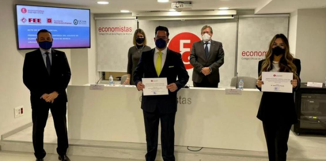 Award ceremony of the Colegio de Economistas, in which two students of the Degree in Business Administration and Management have been distinguished.
