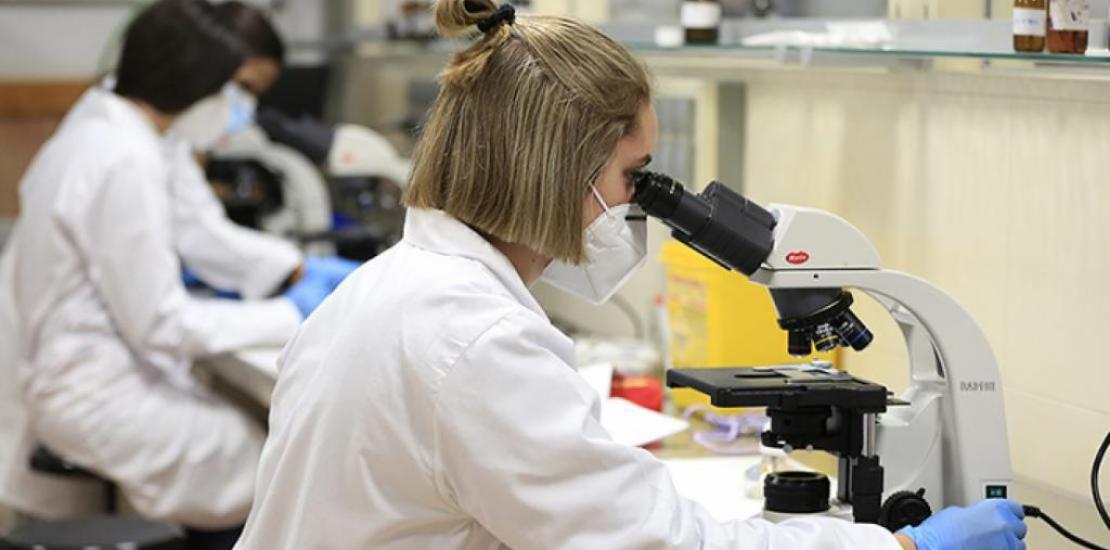 Biotechnology student in a laboratory at the Murcia Campus.