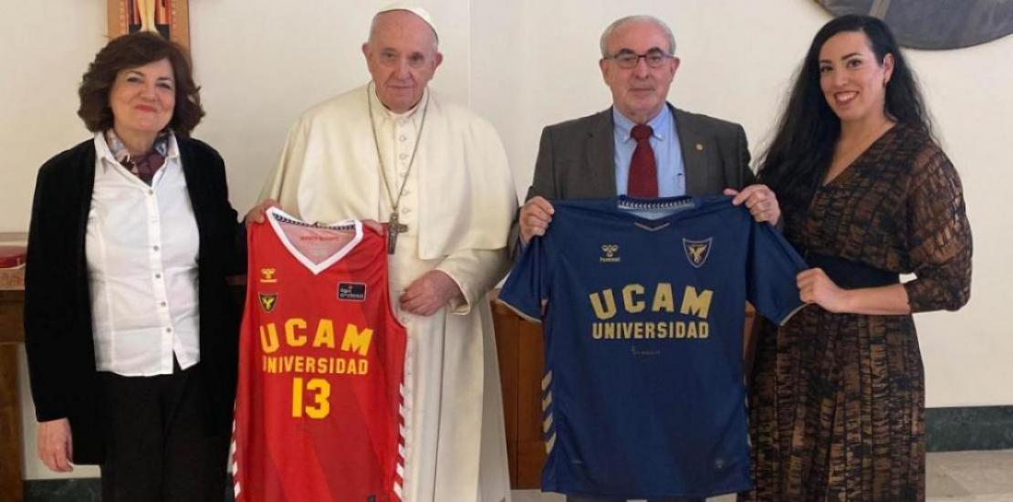 Pope Francis, together with the president of UCAM, José Luis Mendoza, his wife María Dolores García and his daughter María Mendoza with the UCAM CF and UCAM CB shirts at the Holy See.