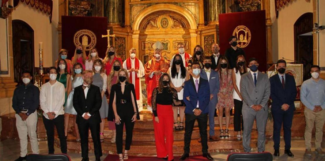 The confirmed students, together with Francisco Gil Hellín, Archbishop Emeritus of Burgos and the UCAM chaplains Luis Emilio Pascual and José Alberto Cánovas.