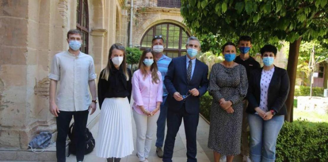 Pablo Blesa, UCAM Vice-Rector for International Relations and Communication (c) and, to his left, Patrycja Matusz, Vice-Rector for International Relations of the University of Wroclaw, together with members of both institutions.