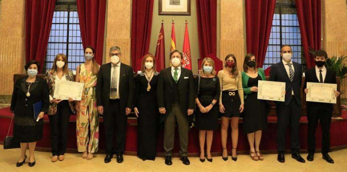 The UCAM award winners together with academic representatives of the institution and the Royal Academy of Medicine and Surgery of the Region of Murcia.