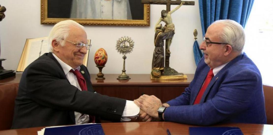 Father Ángel, president and founder of Mensajeros de la Paz, together with José Luis Mendoza, president of UCAM, during the signing of the agreement for the new chair, which took place at UCAM Universidad Católica San Antonio de Murcia.