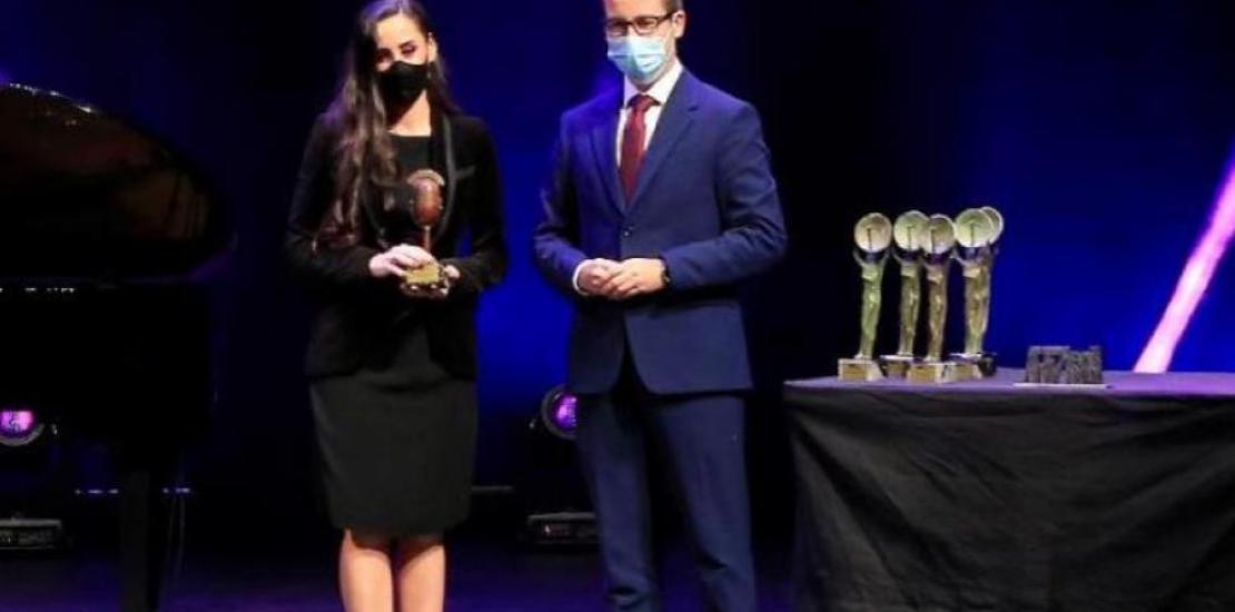 Isabel Mendoza, a member of the Board of Trustees of the Fundacion Universitaria San Antonio, was given the award by Javier Martínez Gilabert, General Director of Informatics and Digital Transformation of the Region of Murcia.