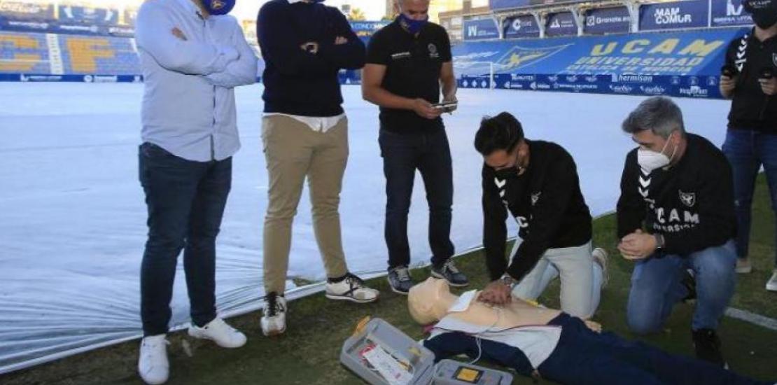 Coaches and instructors learn first aid and cardiopulmonary resuscitation with an innovative method that uses virtual reality. This initiative is led by Manuel Pardo, head researcher of the New Technologies for Health Group ("Grupo de Nuevas Tecnologías para la Salud") at the Universidad Católica.