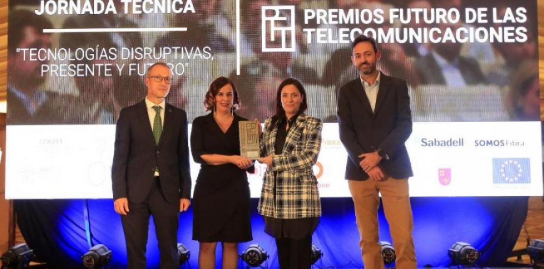 Belén López Ayuso, vice-rector of Digital Education, received the award for the digital transformation of universitary teaching.