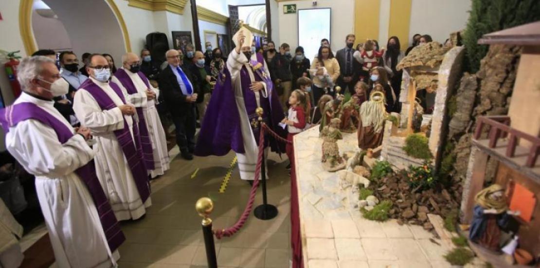 Monsignor José Manuel Lorca Planes blesses the nativity scene in the cloister of the Monastery of Los Jerónimos