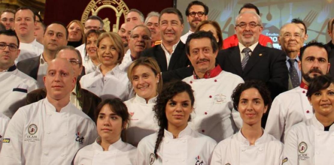 Born in Guadalupe (Murcia), he is the head waiter and sommelier who, together with the chef María José Martínez (Alhama), runs the Lienzo Restaurant in Valencia, which has received this recognition