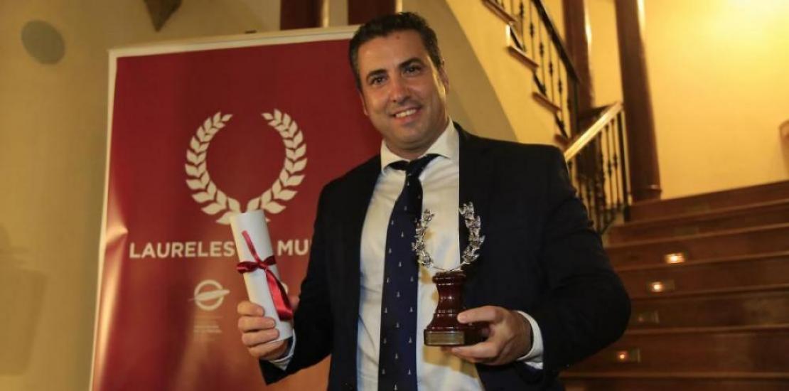 José Luis Mendoza García, Director of Institutional Relations, receiving the Laurel of Murcia which recognises the Universidad Católica and its labour of the University in sports.