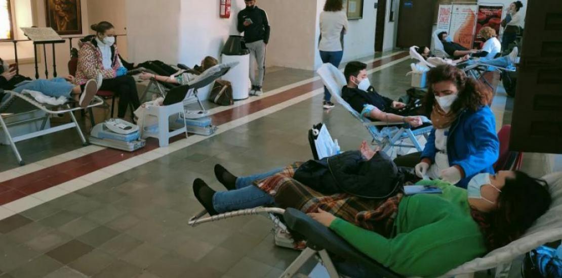 Students and administrative staff at UCAM participated during the whole day in the donation of blood.