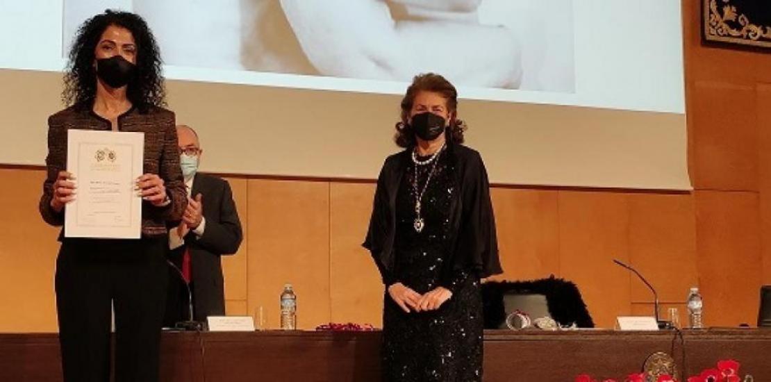 The UCAM graduate studet, Olga Tárraga, after receiving the award.