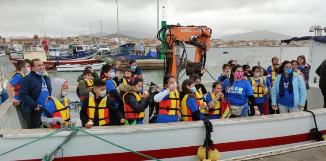 UCAM Students with schoolchildren on the boats