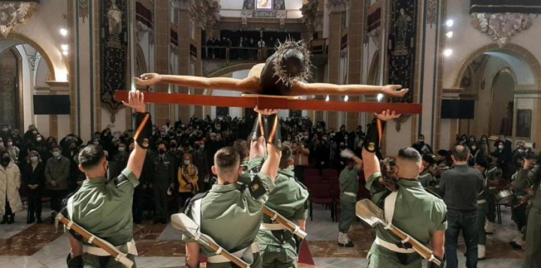 Squad of the BRIPAC Parachute Brigade 'Zaragoza 5' holding the Cristo de la Salud