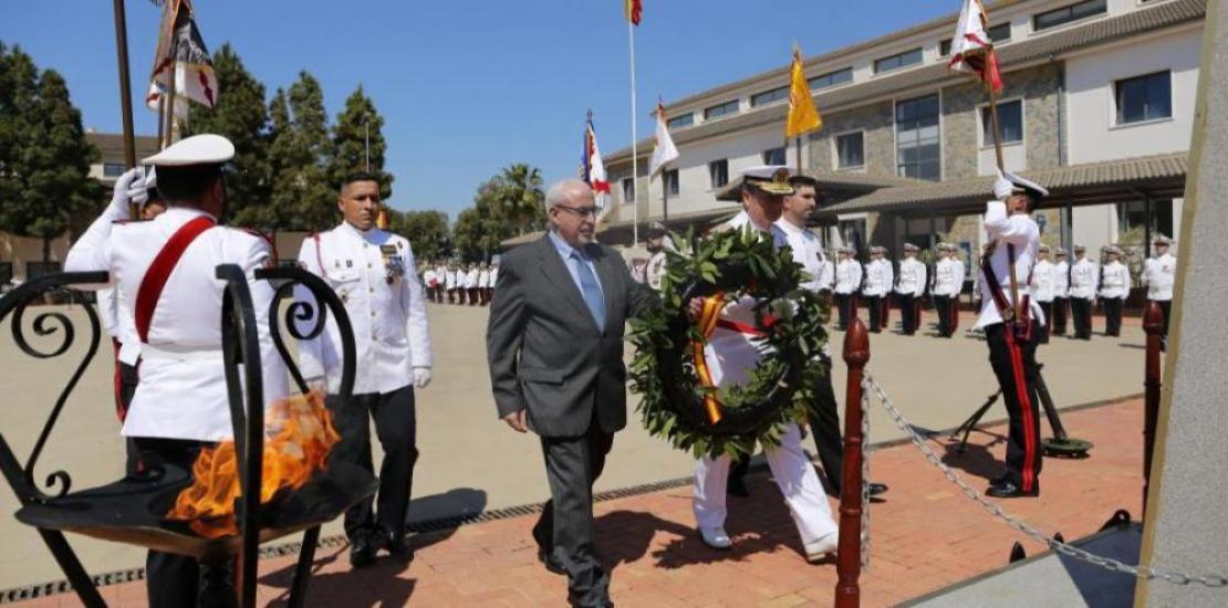 The admiral and the president of UCAM at the tribute to the fallen at the end of the pledge ceremony