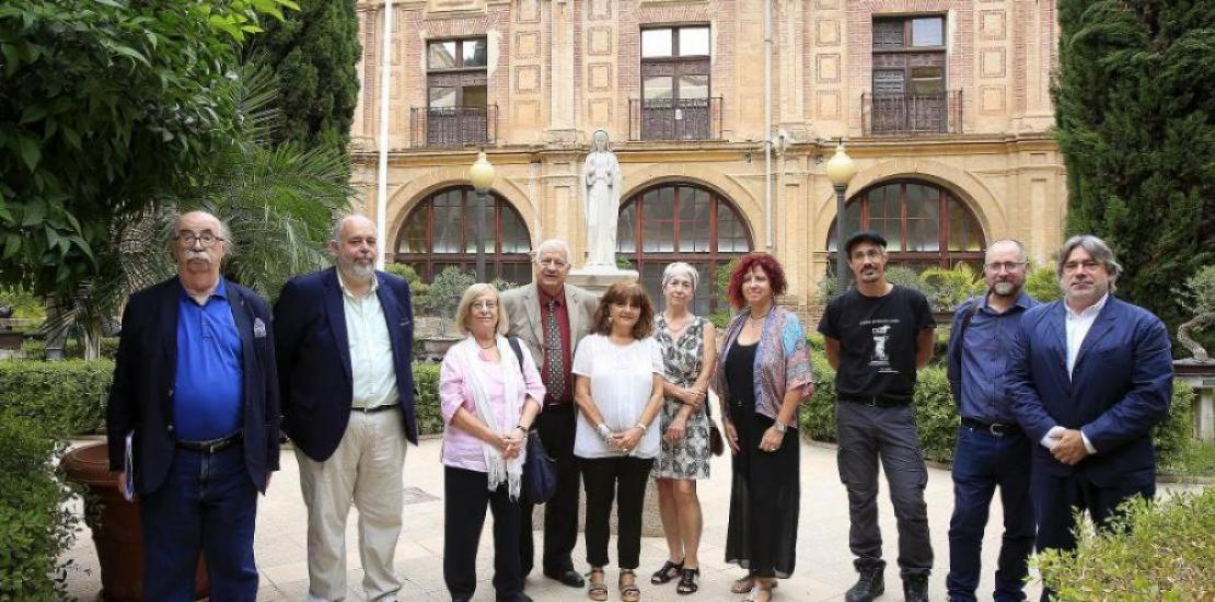 Josep Padró, Francisco Sánchez (Vice-Dean of the Degree in Principles of Architecture), Esther Pons, Maite Mascort, Hassan Amer and Cris Gabarrón with other participants.