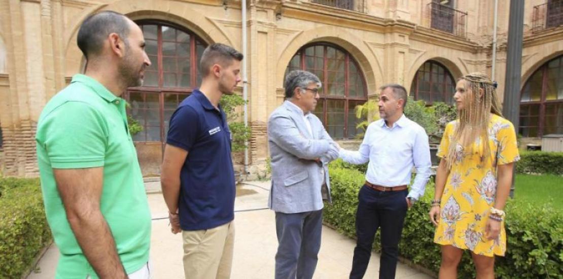 Jerónimo Lajara, dean of the UCAM School of Medicine (in the center), receives some of the members of the University who participated in the Uganda mission.