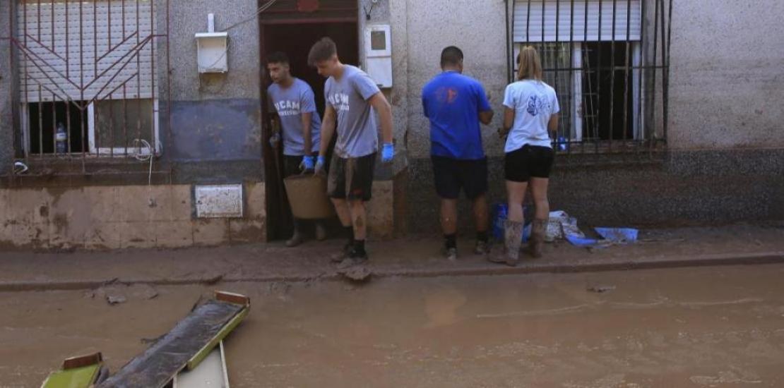 Volunteers during clean-up work in the Murcian district of Javalí Viejo.