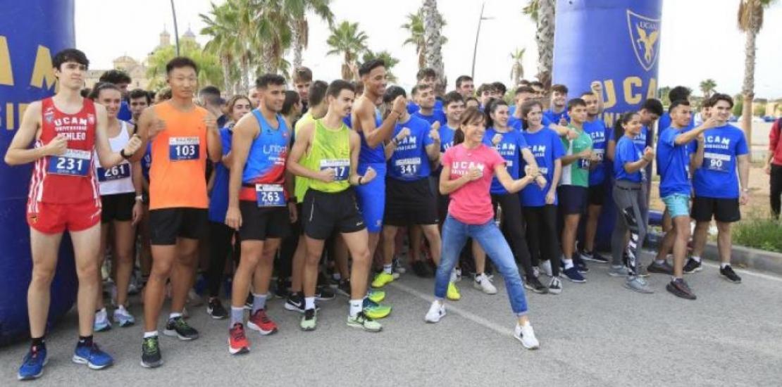 Sandra Sanchez, Olympic Karate champion, with UCAM students before the start of the University Mile